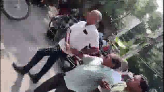 Prayagraj Mein rajasv nirikshak ko Vigilance team ne ₹20000 lete Hue Pakda Gaya Fahim Ahmed V unke sahyogi Karmi Vinay Kumar ko Vigilance team ne Dard dabocha Sadar Tahsil Prayagraj ka matter