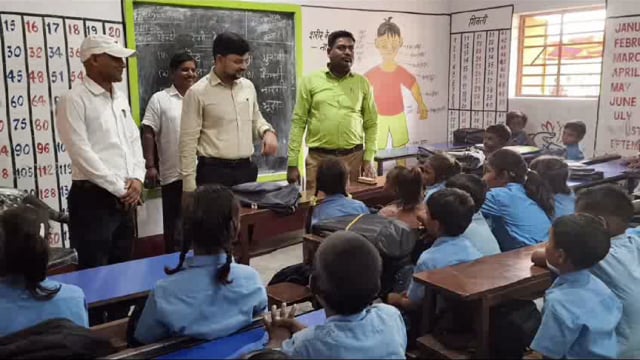 अचानक विद्यालय पहुंचे जिला पदाधिकारी; बच्चों से पूछे सवाल, बच्चों के बीच दिए टाॅफी