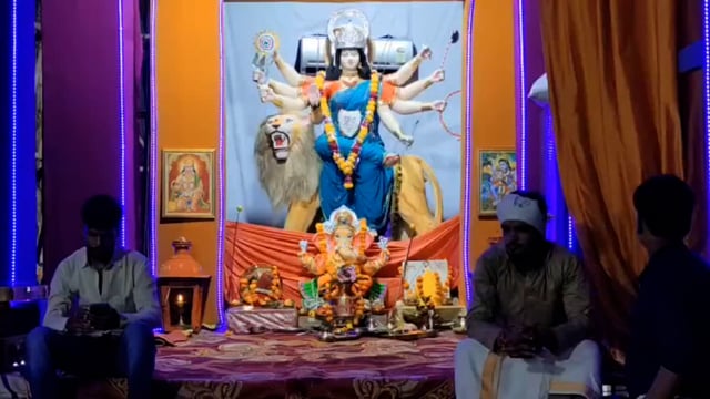 कोंच,मंत्रोच्चार के बीच प्रतिमाओं को झांकी स्थलों पर विराजमान कराया गया,