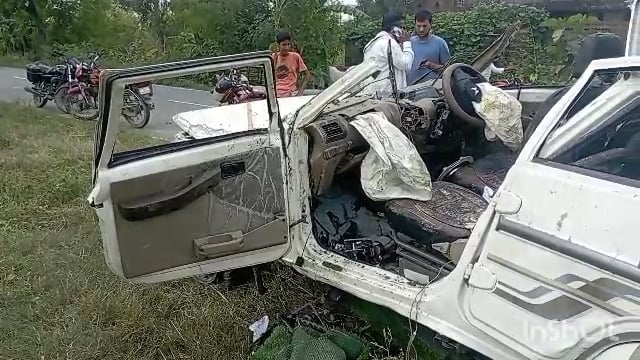 तेज रफ्तार का दिखा असर तेज रफ्तार बोलेरो पेड़ से टक़राकर  गड्ढे में जा गिरी ,बोलोरो में सवार चार लोगों की दर्दनाक मौत