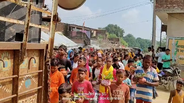 बहराइच: कलश यात्रा के लिए भक्त पैदल कलश भरने के लिए हुए रवाना