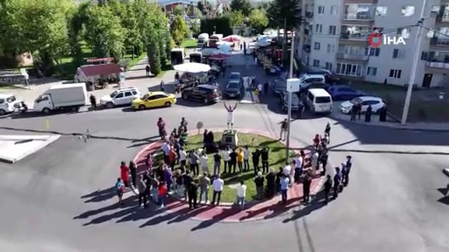  Tanju Özcan, Merih Demiral’ın “Bozkurt” heykelini diktirdi