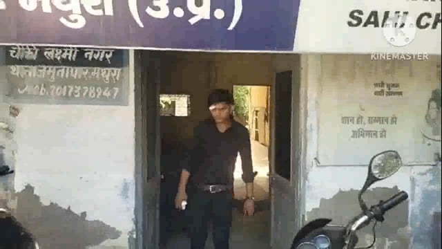 थाना जमुना पार के लक्ष्मी नगर चौराहे पर  फोन करने के बहाने लुटा युवाको ने लुटा  मोबाइल अन्य साथियों ने की मारपीट घटना सीसीटीवी में कैद । पुलिस जुटी जांच में