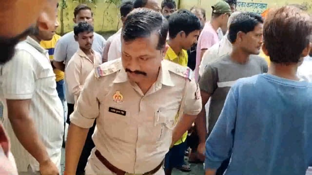 बलरामपुर पांचूडीह में सामुदाय विशेष के लोगों ने दुर्गा पंडाल के समीप लगे बल्ली को तोड़ा तीन गिरफ्तार 