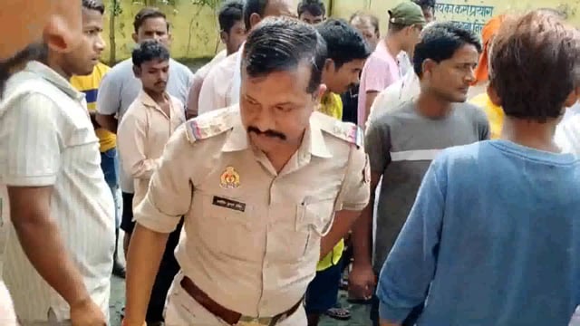 बलरामपुर पांचूडीह में सामुदाय विशेष के लोगों ने दुर्गा पंडाल के समीप लगे बल्ली को तोड़ा तीन गिरफ्तार 