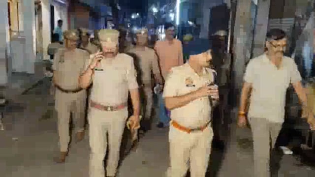 कोंच नगर में देर रात दलबल के साथ पहुंचे एसपी डॉ दुर्गेश कुमार ने दुर्गा पंडालों व रामलीला भवन का लिया जायजा