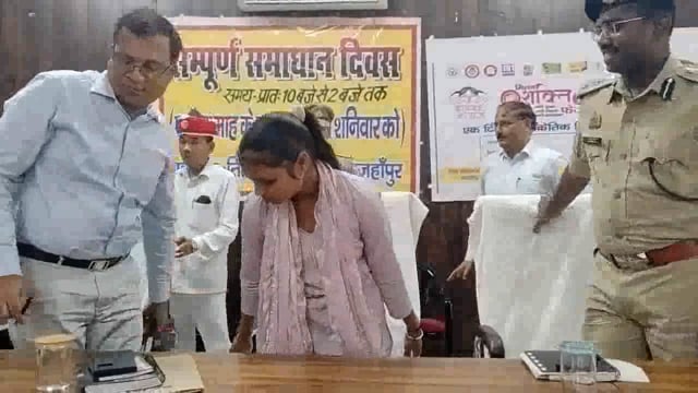 कक्षा 12 की टॉपर छात्र को 1 दिन की शाहजहांपुर की बनाई गई DM