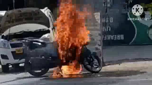 एक्सप्रेस-वे के वृंदावन कट रोड पर खड़ी बाइक में लगी भीषण आग, बाल-बाल बचा व्यक्ति।