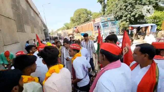 मथुरा से लखनऊ के लिए सपा ने निकाली साइकिल रैली