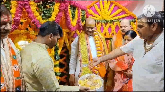 लोकसभा स्पीकर ओम बिड़ला गोवेर्धन पहुंचे। गिरिराज दानघाटी मन्दिर में गिरिराज जी की पूजा अर्चना कर दुग्धाभिषेक किया। इस दौरान ओम बिरला पूरी तरह आस्था और भक्ति में नजर आए।