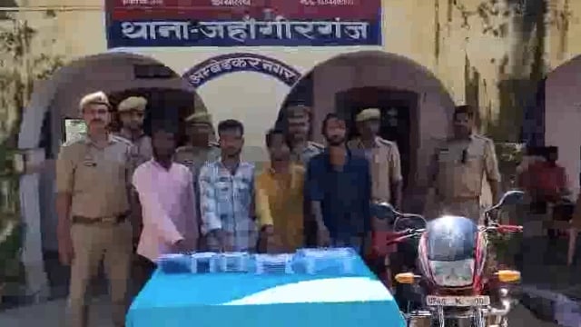 Ambedkar Nagar..जहांगीरगंज थाना क्षेत्र का मामला लूट के फिराक में खड़े चार युवकों को अवैध असलाहों के खड़े होने की सूचना पर तत्काल प्रभाव में कार्रवाई करते हुए थाना अध्यक्ष अक्षय कुमार ने युवकों को गिरफ्तार कर जेल भेज दिया।