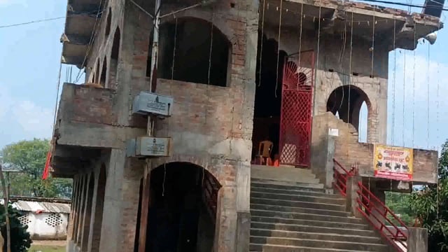 कुसमानाथ दुर्गा मंदिर में नवगठित पूजा समिति के सदस्यों द्वारा मां भगवती की की जा रही पूजा अर्चना