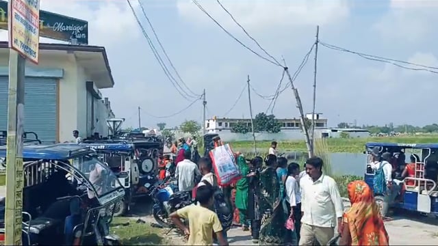 महसी: बहराइच के मरी माता मोड़ पर लगा जाम राहगीर परेशान खबर है कि   माता के एस दर्शन में श्रद्धालुओं कि उमड़ी भीड़ ।