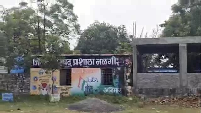 नळगीर येथील साठवण तलावाच्या सांडव्याला गळती,शेतकरी चिंतेत