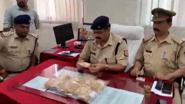 Banaras mein railway station per karodon Ka Sona Pakda Gaya Rajkot se Patna Lekar Ja Raha yuvak girftar Kareeb 4 karod 8 lakh Sone Ki kimat batai ja rahi hai Income Tax adhikariyon ko di Gai Suchna jaanch Mein Juti team