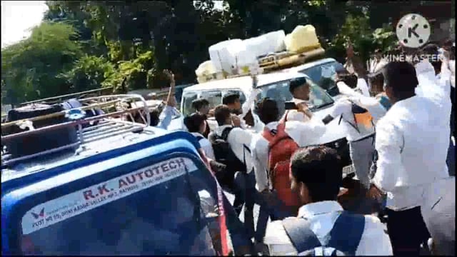 परीक्षा में फेल होने पर छात्रों ने किया हंगामा, रोड जाम