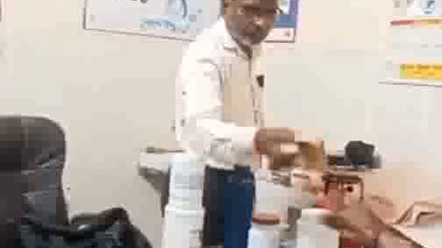 CHC मिर्जापुर में फीस लेकर इलाज करते डॉक्टर, वीडियो सोशल मीडिया पर वायरल