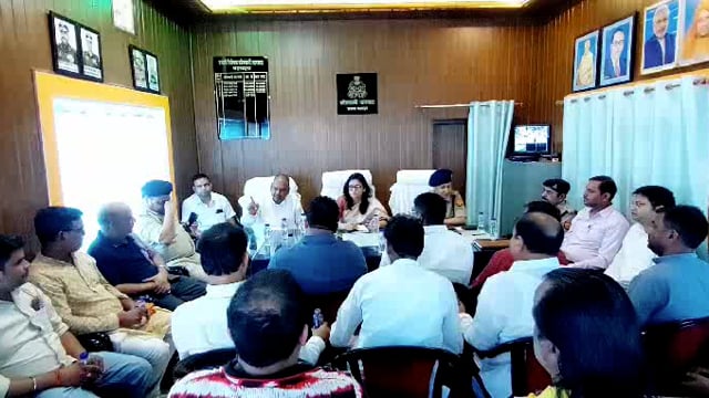 बहराइच,, तहसील नानपारा,, नानपारा मे जिलाधिकारी और कप्तान ने विधायक की मौजूदगी मे किया बैठक एक दिन पूर्व हुआ था बवाल 