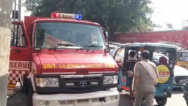 भूतेश्वर रेलवे पुल के नीचे चलती इलैक्ट्रीकल स्कूटी में लगी आग, चालक ने स्कूटी से कूदकर बचाई जान।