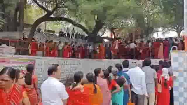 तुळजापूर पीठ म्हणून ओळख असलेल्या सोमनाथपुर येथील मंदिरात भाविकांच्या रांगा