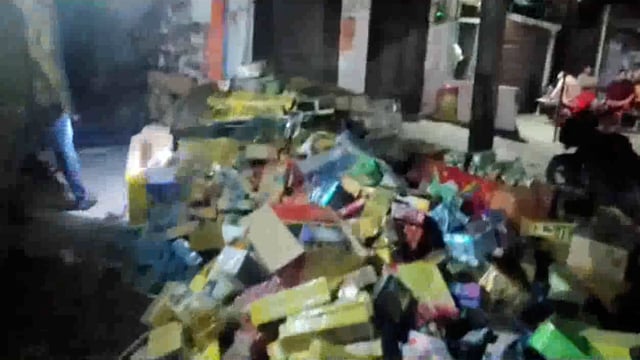 दो गिरफ्तार भारी मात्रा में सुतली बम बरामद।