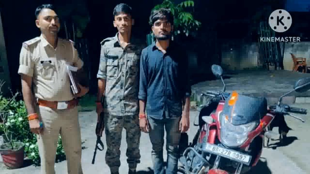 पुलिस ने चोरी की एक मोटरसाइकिल के साथ एक चोर को घर दबोचा