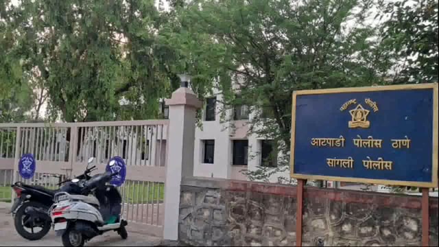 बलात्कार पीडित मुली वरती हल्ला होऊन चार दिवस झाले तरी अद्याप गुन्हा दाखल नाही बुधवारपासून पोलीस ठाण्यासमोर धरणे आंदोलन