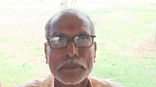 दुर्गा पूजा के कार्यक्रम के बारे में जानकारी देते वैष्णवी दुर्गा मंदिर माताथान फुल्लीडुमर के विद्वान पंडित वरुण कुंवर 