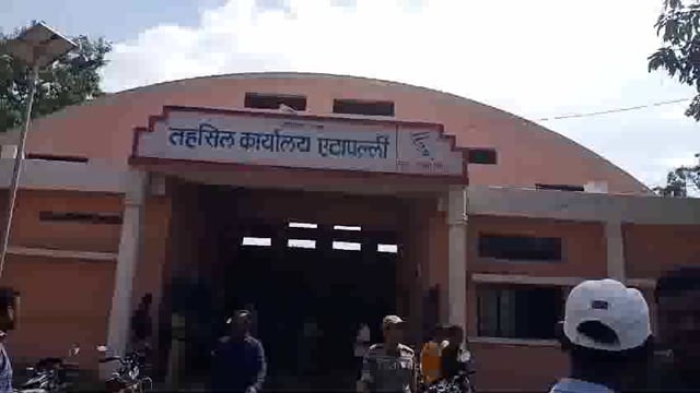 झुरी नाल्याच्या पाण्यातून गर्भवती महिलेला ओलांडले; अजूनही पायाभूत सुविधा नाहीत!