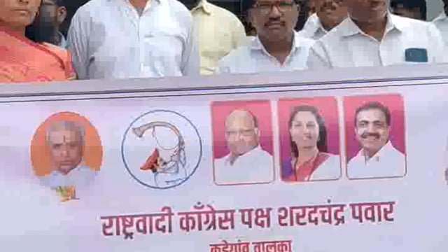 एस टी सांगली विभाग कडेगांव बस स्थानक येथे डी  एस देशमुख यांच्या राष्ट्रवादीकॉ.शरद पवार गट यांच्या वतीने ठिय्या आंदोलन 