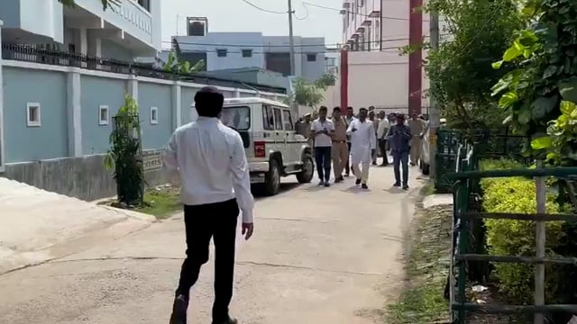 लखीमपुर में भाजपा विधायक योगेश वर्मा को बार एसोसिएशन संघ के अध्यक्ष अवधेश सिंह ने थप्पड़ जड़ दिया। कुछ और लोगों ने भी विधायक को पीटा। इसके बाद विधायक समर्थकों ने अवधेश सिंह को पीट दिया।