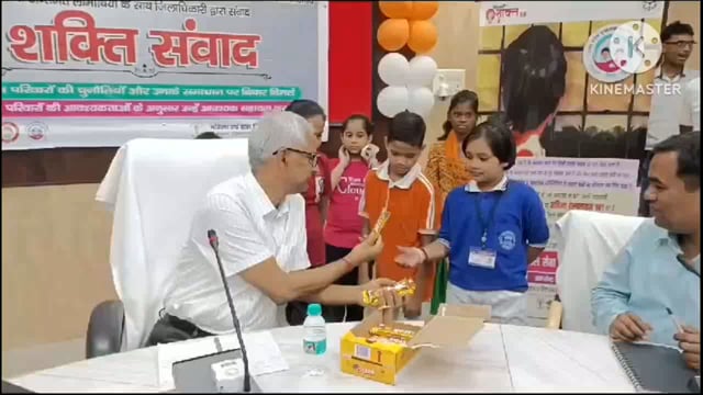 मिशन शक्ति के तहत डीएम ने की लाभार्थियों से बातचीत