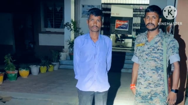 पुलिस ने निमधौड़ा गांव से 15 लीटर महुआ शराब के साथ एक व्यक्ति को किया गिरफ्तार