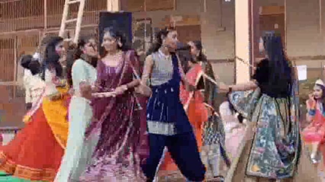 कोंच,नवरात्रि में स्कूली बच्चों ने मचाया धूम, भक्ति गानों पर खेला गरबा किया नृत्य