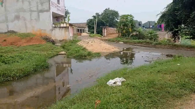 झाझवा झरना पर्यटक स्थल जाने का मार्ग दुषित गंदा पानी में चलने को मजबूर ग्रामीण व पर्यटक