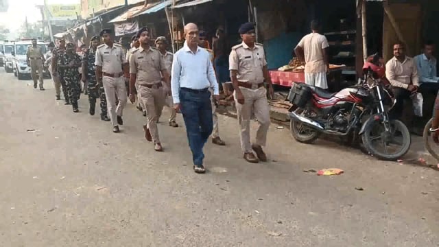 प्रखंड विकास पदाधिकारी की उपस्थिति में पुलिस पदाधिकारीयों द्वारा निकाला गया फ्लैग मार्च