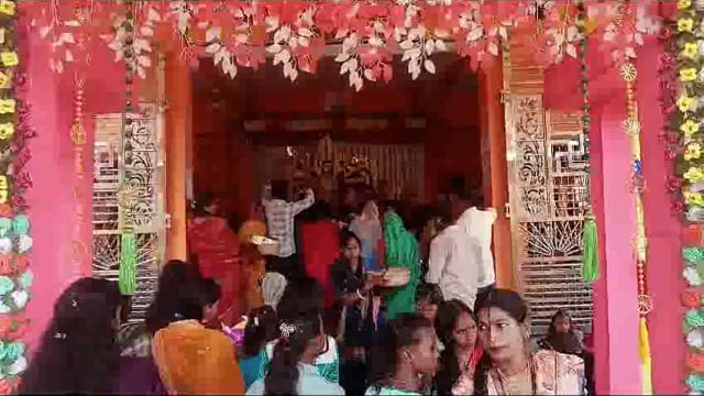 माता दुर्गा को डालिया चढ़ाने उमड़ी श्रद्धालुओं की भीड़ , दुर्गा माता के नारों से गुंजा शहर