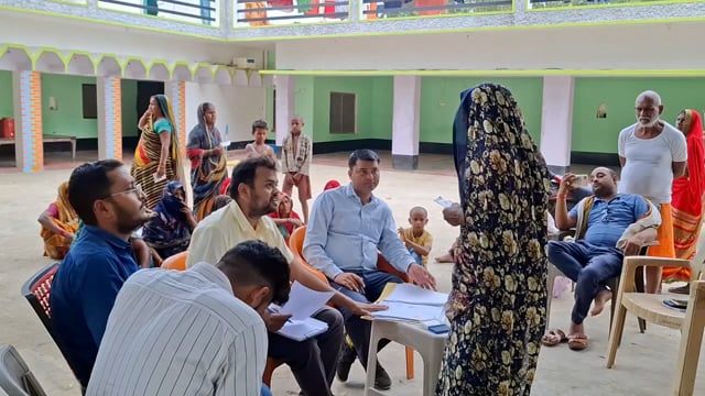 निलंबित कोटे की जांच करने पहुंची टीम के सामने ग्रामीणों ने दर्ज कराए बयान। 
तरबगंज।