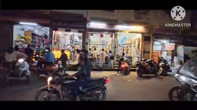 घटिया आजम खान चौराहे पर लाइट का खंबा कल से टूटा हुआ है हो सकता है बड़ा हादसा