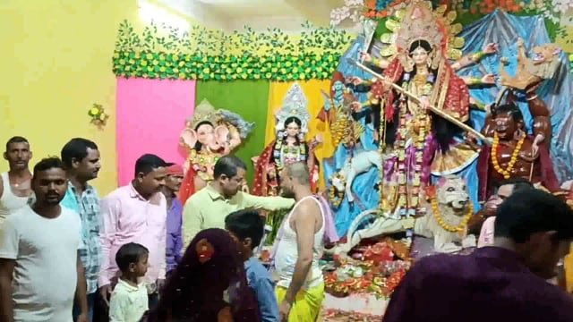 माता का पट खुलते ही महाअष्टमी को डलिया चढ़ाने उमड़ी भक्तों की भीड़