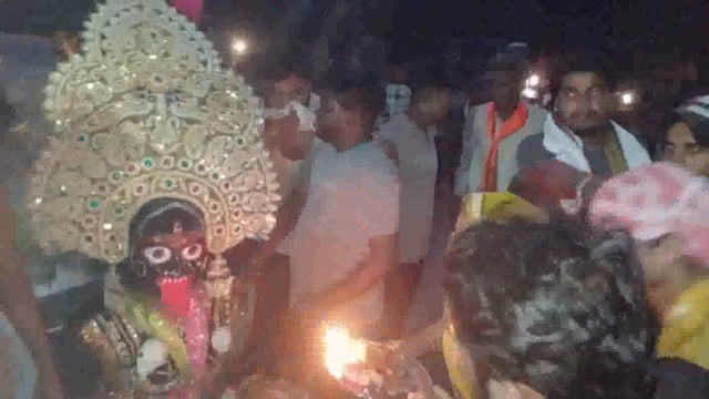 माट कस्बा में बैंड बाजों के साथ निकाली गयी मां काली  शोभायात्रा तलवार बाजी के करतब देख लोग हुए मंत्र मुग्ध 