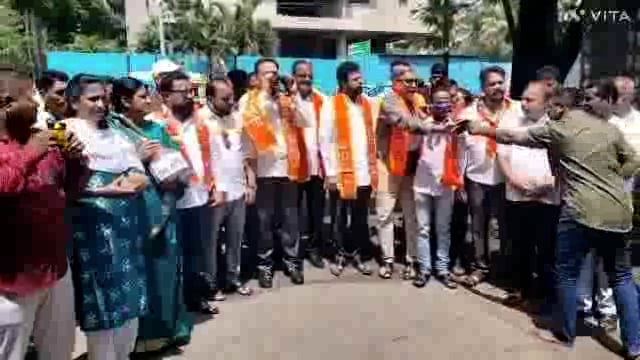 शिवसेना उबाठा वतीने विजय पवार जिल्हा नियोजन अधिकारीना 4500कोटीच्या विकास निधी बाबत निवेदन व धारेवर धरण्यात आले.