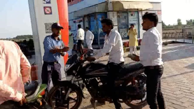 कोला पुल से चार पहिया वाहन शुरू होने की खुशी में हिंदुस्तान पेट्रोल पंप के मालिक ने लड्डू खिलाकर खुशी मनाई