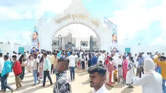 धम्मचक्र परिवर्तन दिनानिमित्त बौद्ध विहार येथे उसळली अलोट गर्दी