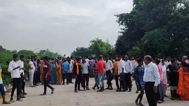 बड़ी खबर अंबेडकरनगर
अंबेडकरनगर.. सड़क दुर्घटना में तीन की मौ तेज रफ्तार कार डिवाइडर तोड़ कर दूसरे लेन के खाई में पलटी, अक्रोशित ग्रामीणों ने एन एच 233 किया जाम मौके पर प्रशासन मौजूद
टांडा कोतवाली क्षेत्र के पिपरी विशुनपुर गांव के पास हुई घटना