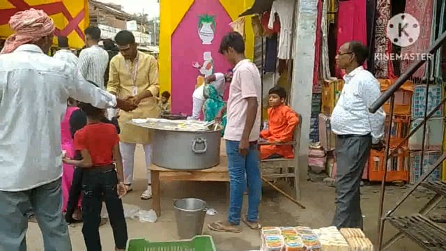 बरदहा बाजार में दुर्गा पूजा पंडाल के समीप किया गया महाप्रसाद का वितरण सैकड़ो लोगों ने किया प्रसाद ग्रहण