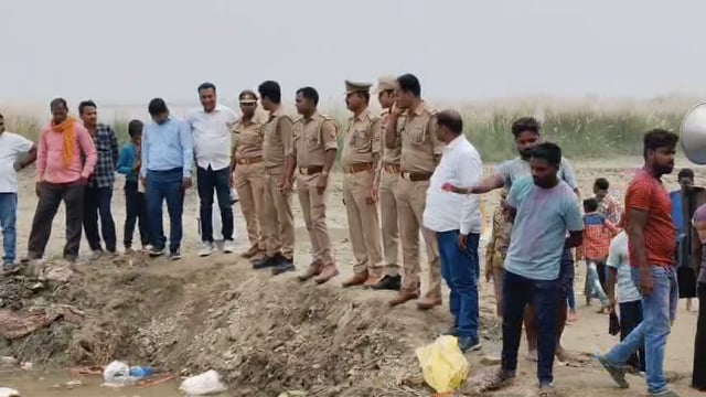 अम्बेडकर नगर जिले के आलापुर थाना क्षेत्र चहोड़ा घाट में मूर्ति विसर्जन को लेकर थानाध्यक्ष आलापुर राकेश कुमार,क्षेत्र प्रभारी रिंकू सरोज, राष्ट्र प्रकाश ,बृजेश मौर्य, पवन रस्तोगी, अमर बहादुर, चंद्रपति चौहान मयफोर्स सहित मुस्तैद रहे। 104 मूर्ति विसर्जन बड़े से गढ्ढा बनवाकर शांतिपूर्वक किया गया।