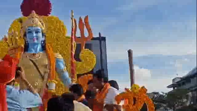 विजया दशमी दसऱ्या निमित्त उदगीर शहरात श्रीरामाच्या मूर्तीची भव्य मिरवणूक