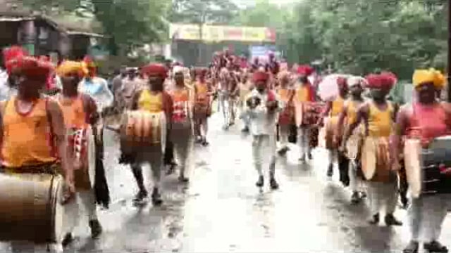 कोल्हापूर मधील शाही मिरवणूक ऐतिहासिक दसरा चौकात आगमनाने ऐतिहासिक गौरवशाली परंपरा असलेल्या दसरा सोहळा करवीर नगरीत छत्रपती घराण्याच्या पुजा अर्चा होताच करविर नगरीने सोनं लुटले.