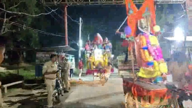 *अंबेडकर नगर* बसखारी थाना क्षेत्र के अंतर्गत किछौछा बाजार में महावीर हनुमान जी और राम जानकी लक्ष्मण भरत सहित निकाली गई झांकी।